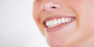 Wer seine Zähne gesund erhalten möchte, sollte täglich Zähneputzen.