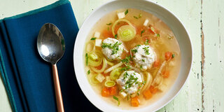 Gemüsesuppe mit Fischklößchen.