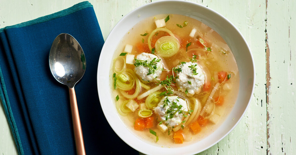 Gemüsesuppe mit Fischklößchen | Apotheken Umschau