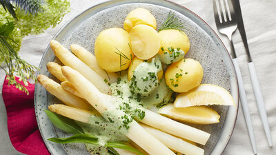 Spargel mit Joghurt-Soße und neuen Kartoffeln.