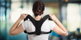 Sogenannte Haltungstrainer unterstützen die richtige Körperhaltung und wirken können Rückenschmerzen vorbeugen.