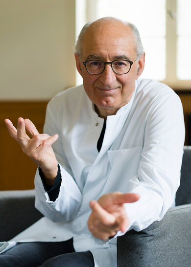 Professor Marcus Schiltenwolf, Leiter des Bereichs Konservative Orthopädie und Schmerztherapie am Uniklinikum Heidelberg