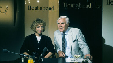 Amelie Fried und Joachim Fuchsberger in der Talkshow „Heut abend“ im Jahr 1990.