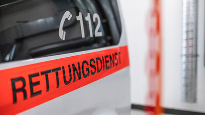 Bisher wird mit der 112 im Notfall die Feuerwehr oder der Rettungsdienst gerufen. Manche Stimmen fordern eine Zusammenlegung mit der Nummer des Ärztlichen Bereitschaftsdienst 116 117.