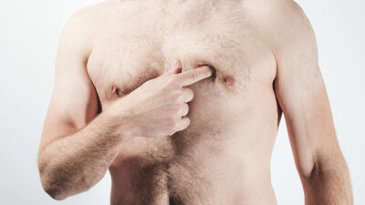 Um einen möglichen Tumor in der Brust möglichts früh zu erkennen, hilft regelmäßiges Abtatsten. 