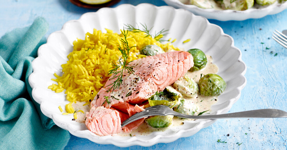 Gedämpfter Lachs auf Rosenkohl mit Safranreis | Apotheken Umschau
