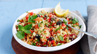 Karotten-Couscous mit Petersilie und Paprika.