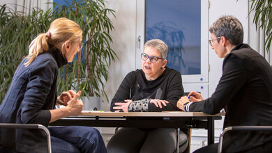 Pflegeratspräsidentin Christine Vogler im Interview mit der Chefredakteurin des Senioren Ratgeber, Claudia Röttger (links), und Hauptstadtbüro-Leiterin Tina Haase.