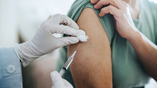 Schützender Piks: Die Stiko empfiehlt eine regelmäßige Auffrischimpfung gegen Covid-19 weiterhin nur bestimmten Risikogruppen.