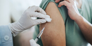 Schützender Piks: Die Stiko empfiehlt eine regelmäßige Auffrischimpfung gegen Covid-19 weiterhin nur bestimmten Risikogruppen.