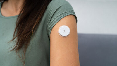 Alles im grünen Bereich: Ein Sensor unter der Haut kann Diabtespatienten helfen, regelmäßig die Blutzuckerwerte zu kontrollieren.