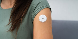 Alles im grünen Bereich: Ein Sensor unter der Haut kann Diabtespatienten helfen, regelmäßig die Blutzuckerwerte zu kontrollieren.