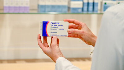 Eine Packung des Corona-Medikaments Paxlovid.