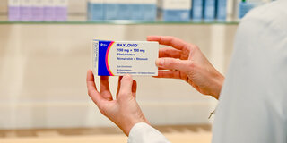 Eine Packung des Corona-Medikaments Paxlovid.