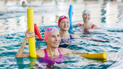 Rehasport im Wasser ist besonders beliebt, um Rückenprobleme zu behandeln und Bewegungsabläufe zu trainieren. 