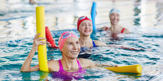 Rehasport im Wasser ist besonders beliebt, um Rückenprobleme zu behandeln und Bewegungsabläufe zu trainieren. 
