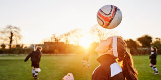 In der schwedischen Studie zu degenerativen Erkrankungen im Zusammenhang mit Kopfbällen wurden männliche Profifußballer untersucht. Doch auch im Laiensport - unabhängig vom Geschlecht - stellt sich die Frage, wie gesund das „Köpfen“ ist.