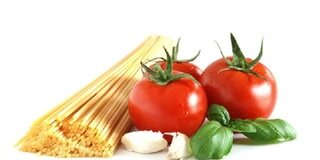 Spaghetti mit Tomaten und Basilikum