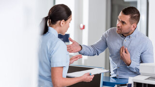 Verbale Übergriffe: Beschimpfungen und Drohungen durch Patienten gehören für medizinisches Personal oft zum Praxisalltag. 