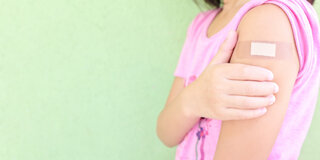 Ein Pflaster verdeckt den Einstich: Um Kinder vor einer Infektion mit Humanen Papillomviren zu schützen, empfiehlt die Stiko eine vollständige Impfung im Alter von neun bis vierzehn Jahren.