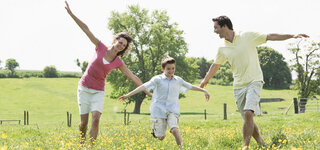 Familie auf der Wiese