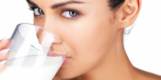 Milch enthält Vitamin B2 (Riboflavin)