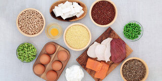 Eier, Fleisch, Käse, Kichererbsen: In diesen Lebensmitteln ist Eiweiß enthalten.