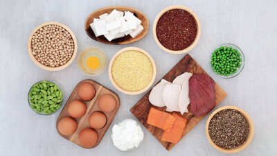 Eier, Fleisch, Käse, Kichererbsen: In diesen Lebensmitteln ist Eiweiß enthalten.