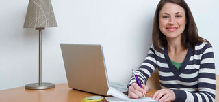 Frau vorm Laptop