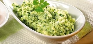 Bärlauch-Schafskäseaufstrich mit Knoblauch und Olivenöl