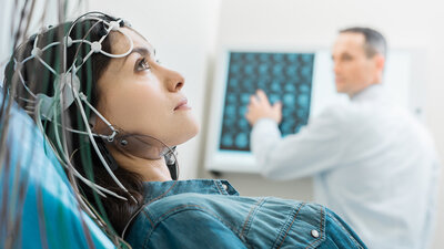 Beim EEG werden Elektroden an der Kopfhaut angebracht.