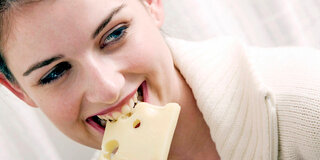 Frau isst Käse 