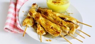 Hähnchenspieße mit Curry-Dip