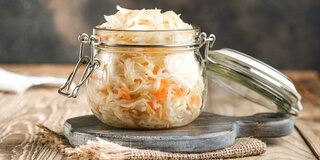 Fermentierte Lebensmittel wie etwa Sauerkraut sollte man am besten täglich essen, da sich die enthaltenen probiotischen Bakterien nicht dauerhaft im Darm ansiedeln.