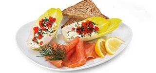 Chicoréeschiffchen mit Lachs