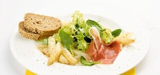 Frühlingssalat mit Spargel und Parmaschinken