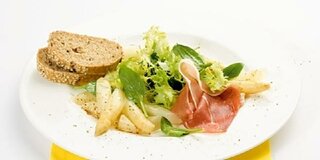 Frühlingssalat mit Spargel und Parmaschinken