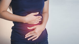 Typische Symptome einer Magen-Darm-Grippe sind Übelkeit, Erbrechen, Bauchschmerzen und Durchfall.