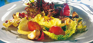 Sommerlicher Salat mit gebratenen Pilzen