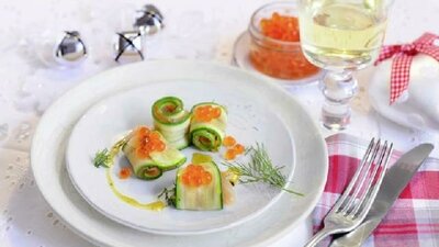 Zucchini-Lachs-Röllchen mit Dill-Senfsoße