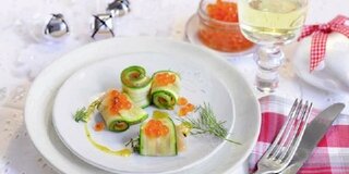 Zucchini-Lachs-Röllchen mit Dill-Senfsoße