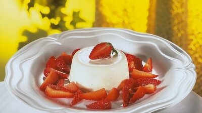Hollerblüten-Joghurt-Creme mit Erdbeeren