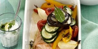 Ofen-Lachs mit Gemüse und Basilikum-Dip