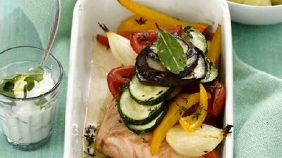 Ofen-Lachs mit Gemüse und Basilikum-Dip
