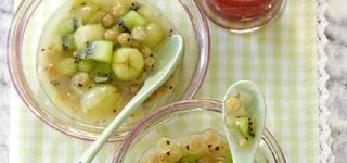 Grüne Grütze mit roter Beerensauce