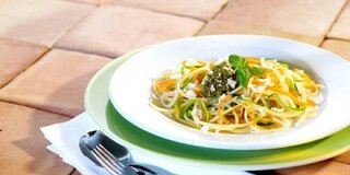 Spaghetti mit Gemüsestreifen und Basilikum