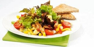 Bunter Salat mit Geflügel