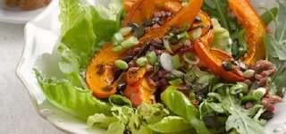 Gebackener Kürbis auf Salat