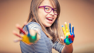 Ein cooles Modell hilft, die Kleinen vom Tragen einer Brille oder Zahnspange zu überzeugen. 