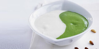 Suppe mit weißem und grünem Petersilienschaum